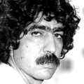  Disparu en 1998, Larbi batma a toujours été considéré comme le chouchou du public. Son frère Rachid raconte quil reçoit encore les condoléances danonymes, touchés dans leur chair par sa disparition