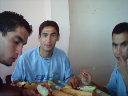 mostafa au melieu ,khaled a gauche, salah a droit